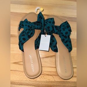 Women’s West Loop Teal And Navy Polka Dot Sandals Size Large 9-10